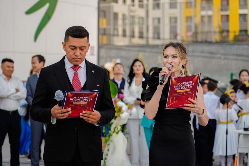 В столичной «Комфортной школе» провели первый выпускной