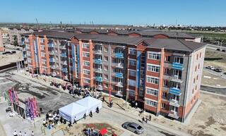 На левом берегу вручили ключи от 60-квартирного жилого дома