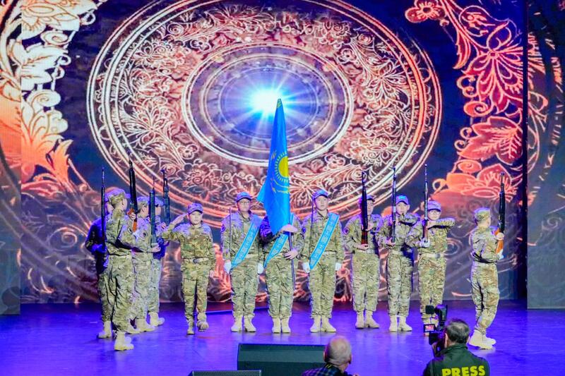 «Защита Родины — дело настоящих мужчин!»: в Астане проводили в армию очередную группу молодых людей