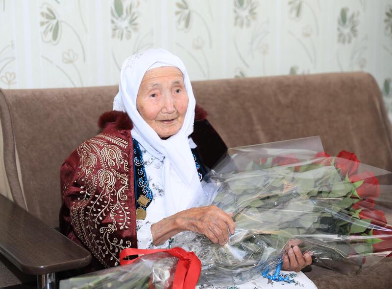 Аким Актюбинской области поздравил 110-летнюю долгожительницу