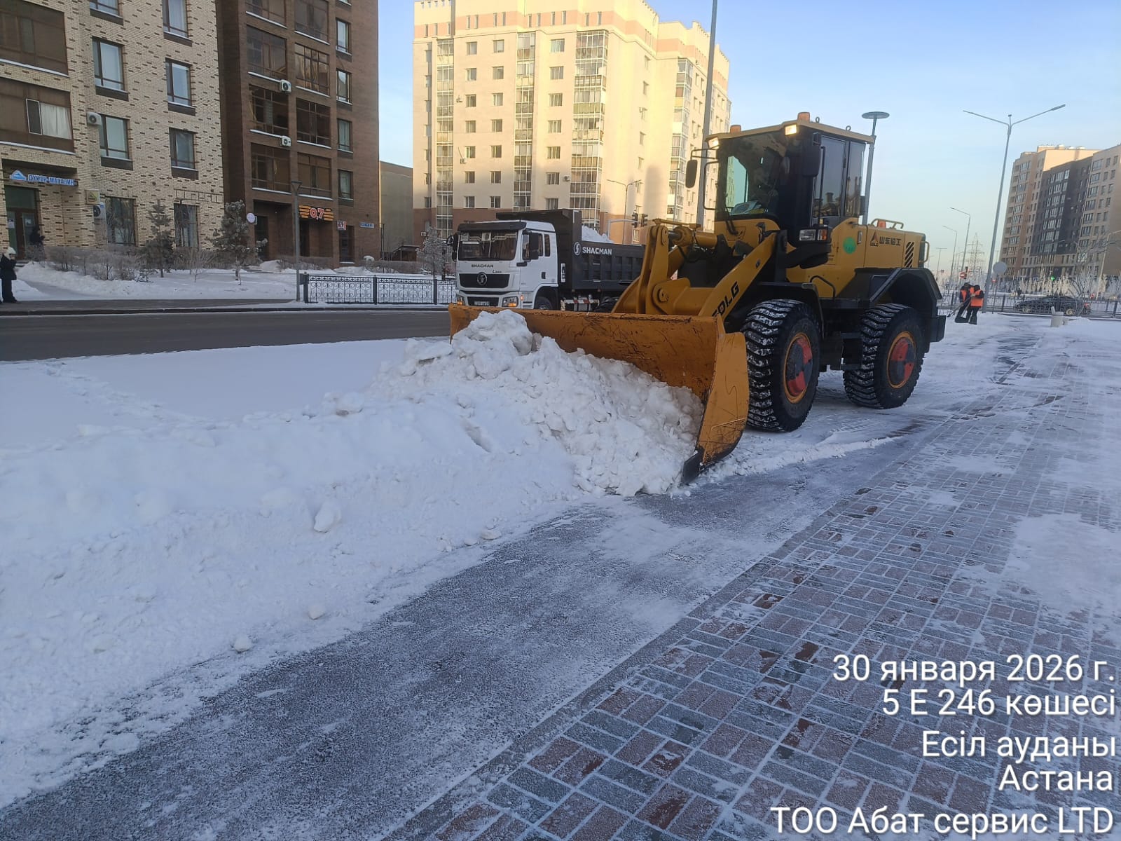 Более 1 100 единиц спецтехники вывели на уборку снега в Астане