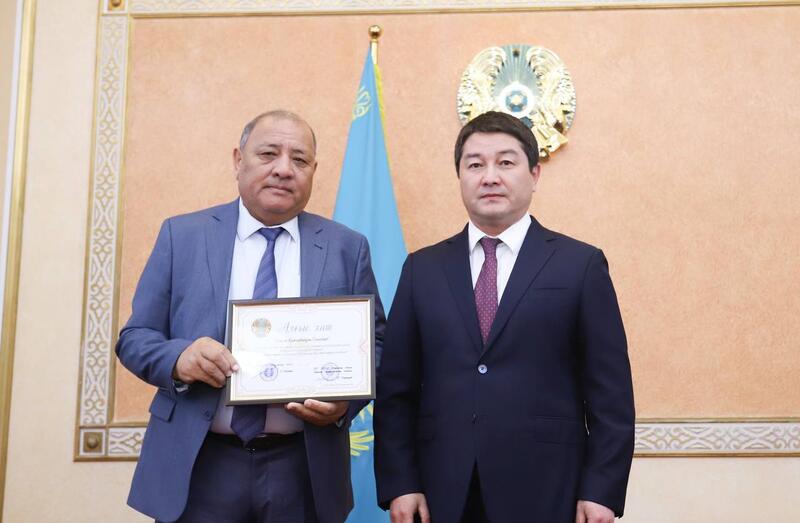 В Мангистау ко Дню государственных служащих наградили лучших представителей отрасли