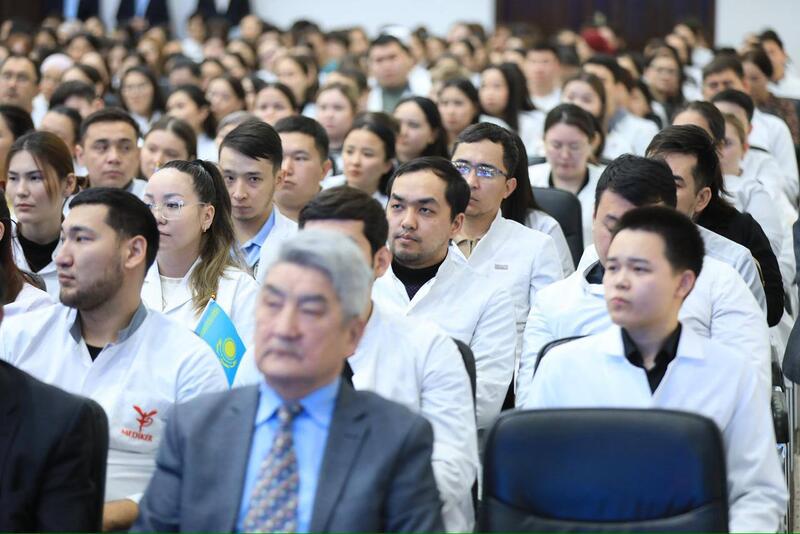 В Актобе авторы QazVac и эксперты в сфере медицины обсудили с будущими врачами национальные ценности