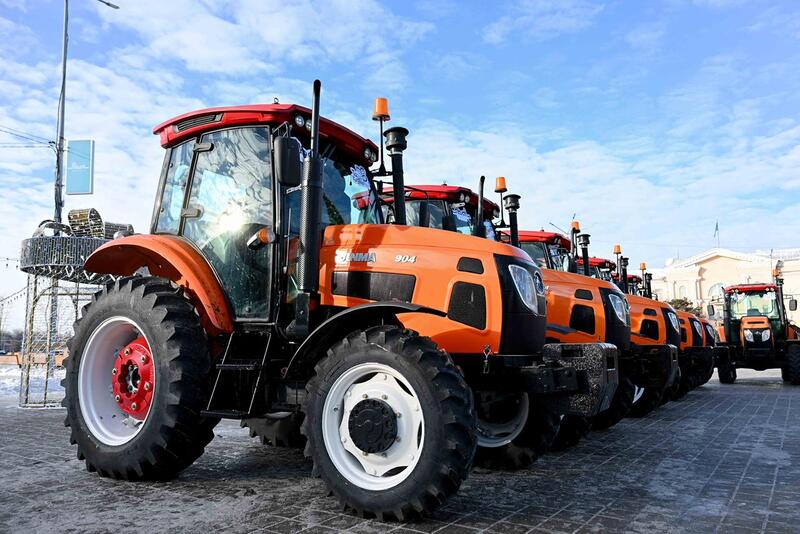 Победителям областного конкурса «Үлгілі ауыл» вручены 20 тракторов