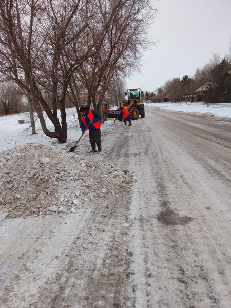 Более 1200 единиц спецтехники задействуют в снегоуборочных работах ночью в Астане