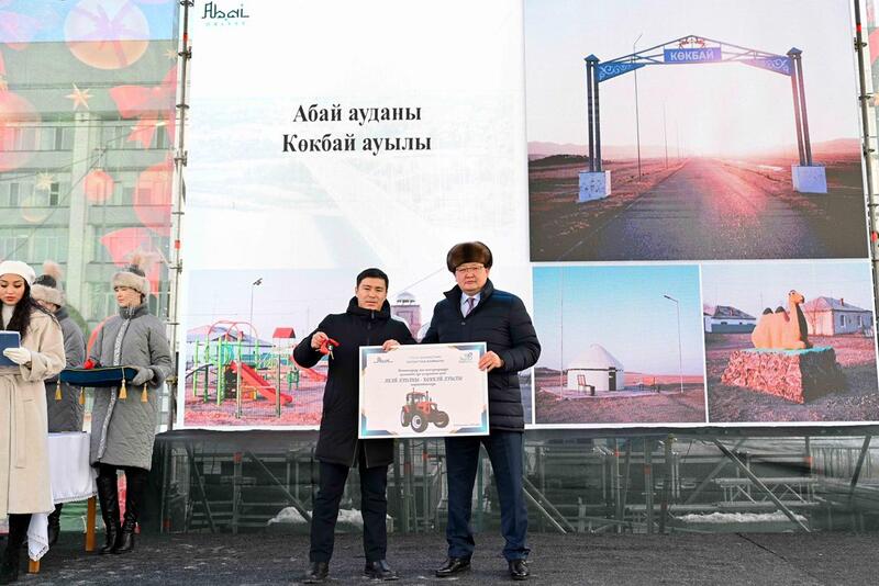 Победителям областного конкурса «Үлгілі ауыл» вручены 20 тракторов