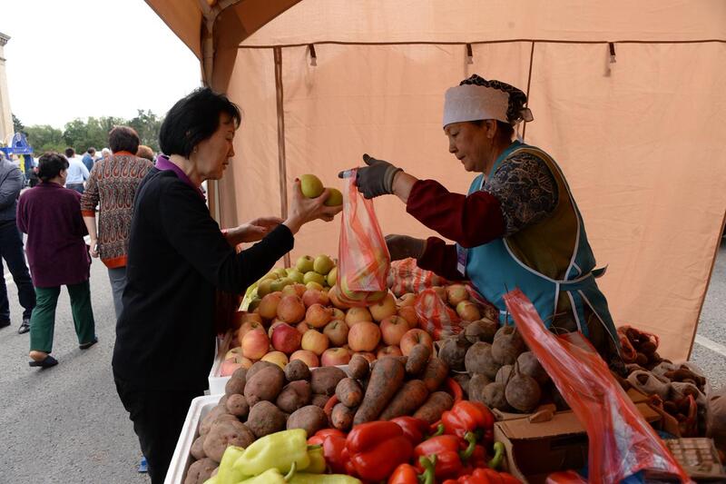 2000 тонн продуктов в честь наступления весны реализуют на ярмарках выходного дня в Алматы