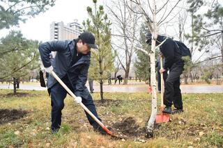 Нурдаулет Килыбай с молодёжью Мангистау провёл субботник в Астане