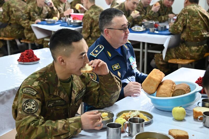 Дисциплина и быт: замминистра проверил войсковые части Карагандинского гарнизона