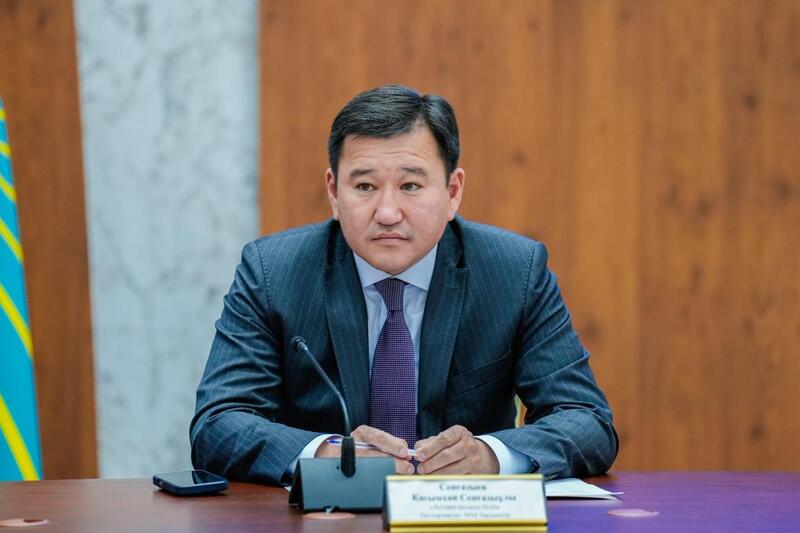 Создание безопасных пространств и развитие инфраструктуры для подростков обсудили депутаты маслихата со школьными активистами в Астане