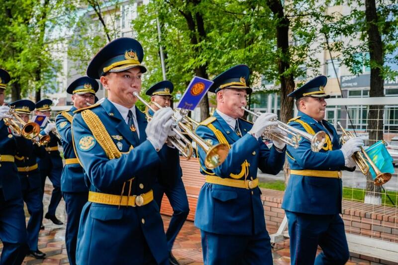 День госсимволов: торжественное шествие и концерт провели в Астане