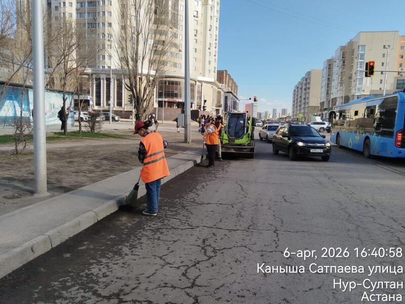 В Астане продолжается масштабная уборка после зимы