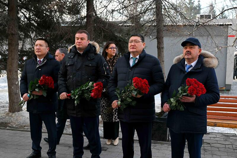 Делегация области Абай посетил памятник Шокана Уалиханова и мемориальную доску Кемеля Токаева в Омске