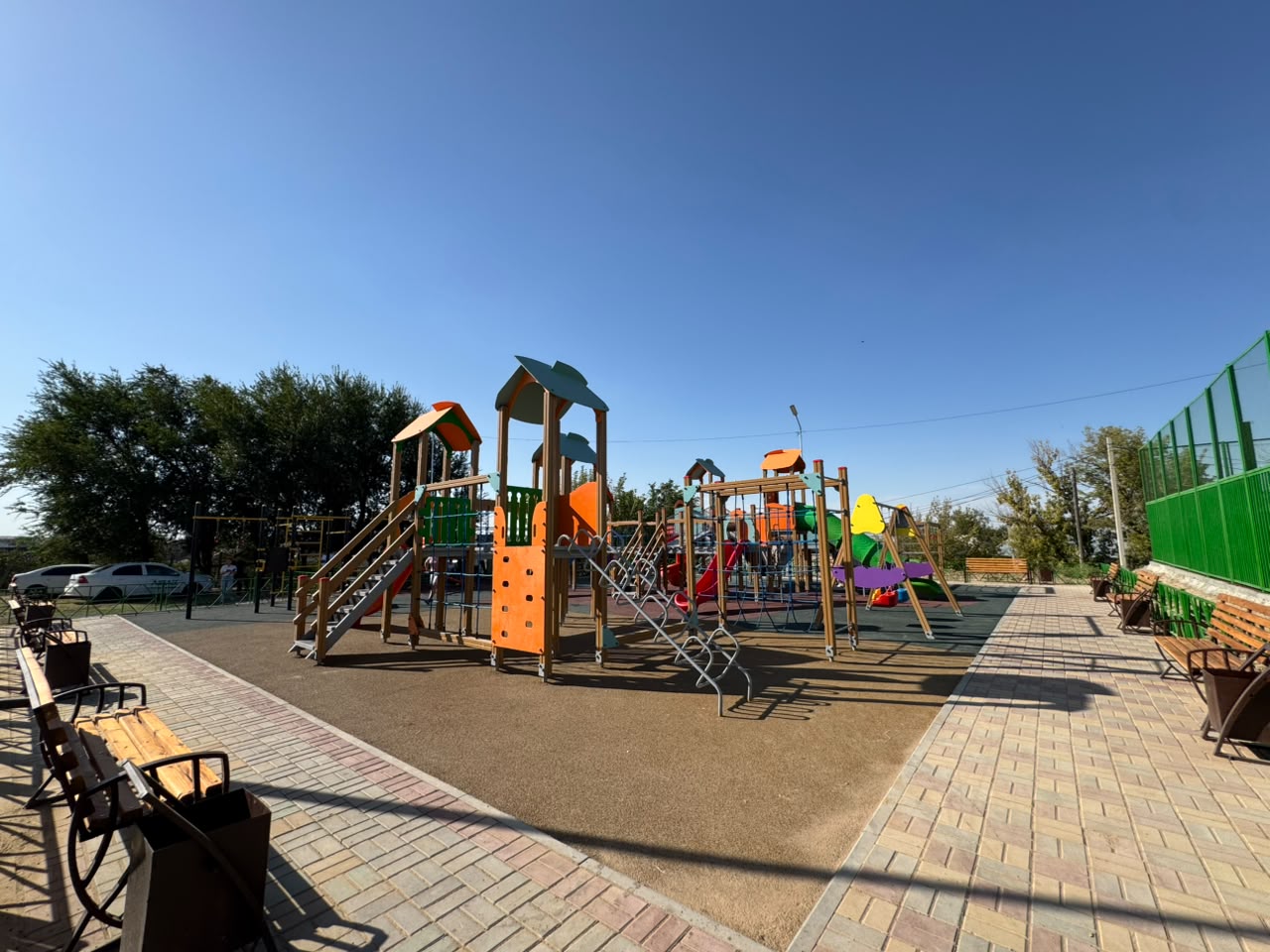 В ЖАНАТАЛАПЕ ОТКРЫЛАСЬ НОВАЯ ДЕТСКАЯ ПЛОЩАДКА
