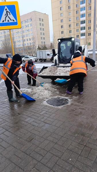 Мокрый снег и дождь: тысячи коммунальщиков заняты в снегоуборочных работах в Астане