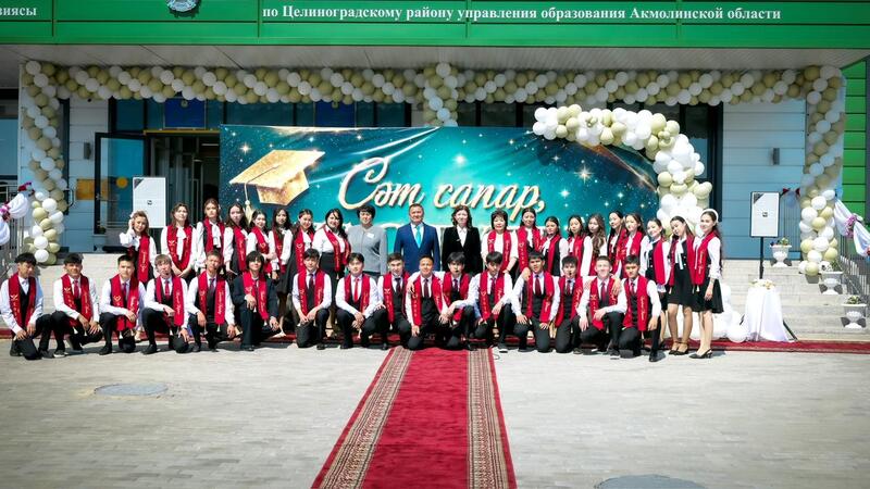 Жулдыз Сулейменова приняла участие в торжественной линейке по случаю окончания учебного года в селе Талапкер