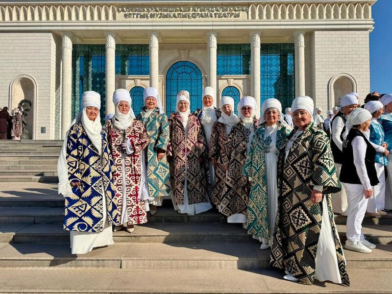 Белсенді өмір, ұлттық өнер және достық: Астанада қарттар арасында ауданаралық флешмоб өтті