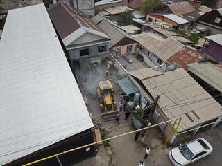 В Алматы сносят незаконный банный комплекс