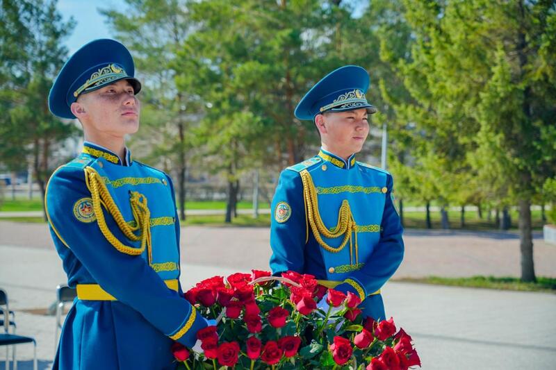 День работников науки: в Астане прошла церемония возложения цветов к памятнику Канышу Сатпаеву
