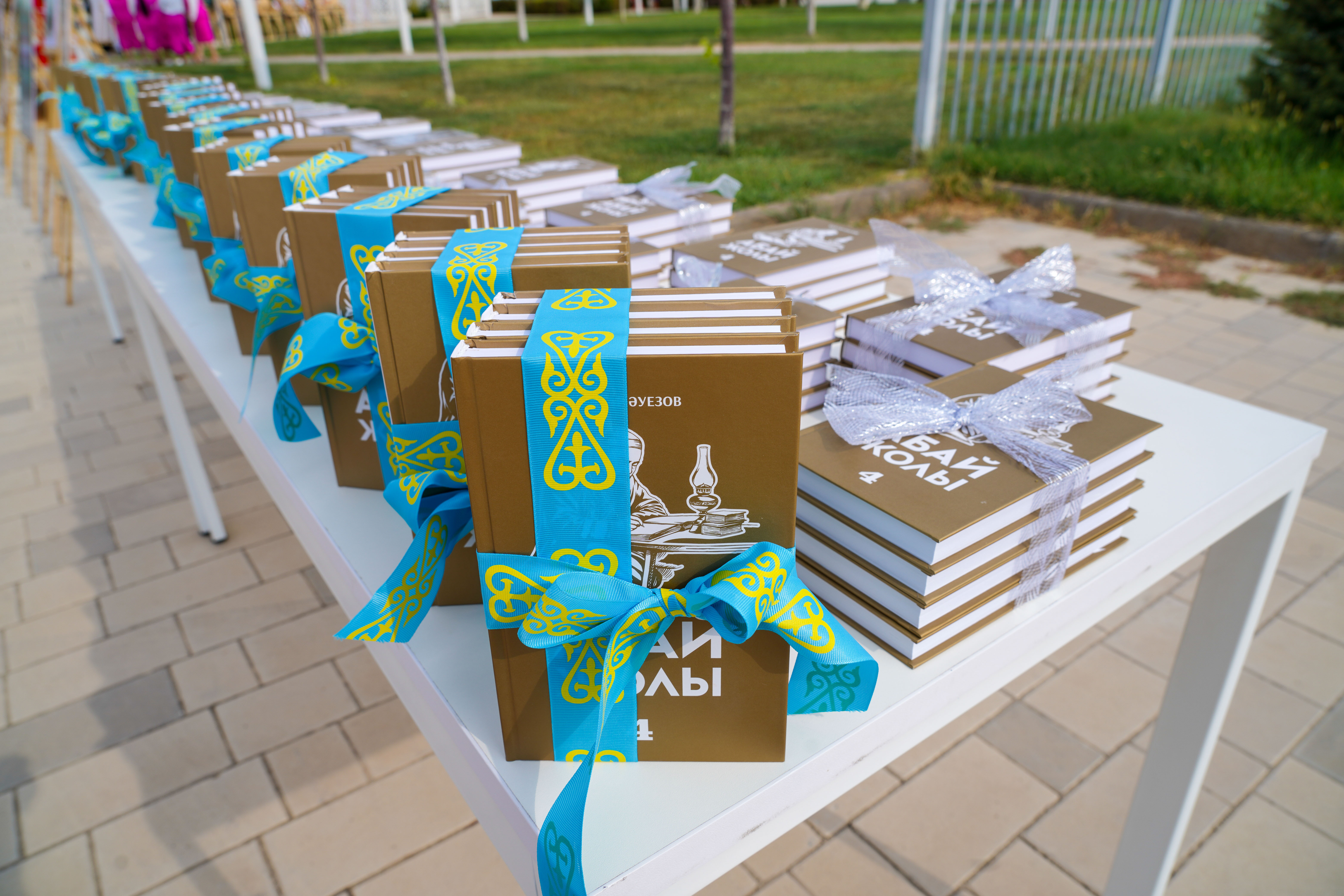 В ТУРКЕСТАНЕ ПОЧТИЛИ НАСЛЕДИЕ АБАЯ И ПОДАРИЛИ МОЛОДЕЖИ РОМАН «ПУТЬ АБАЯ»