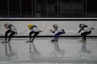 В Астане проходят городские соревнования по шорт-треку среди юниоров и подростков