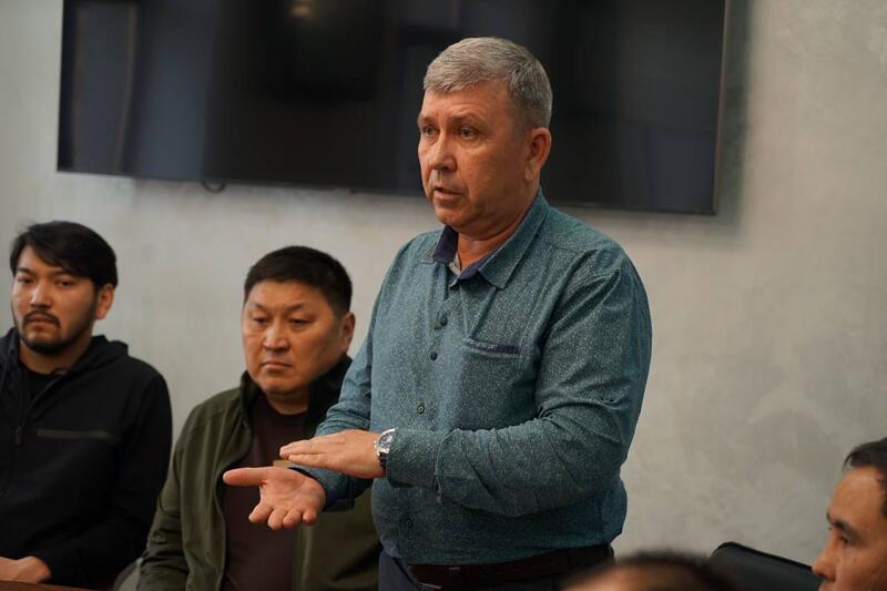 Аким города провел встречу с подрядчиками: в Усть-Каменогорске продолжается ремонт дорог