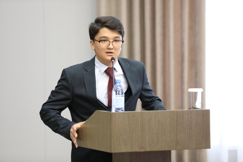 Асхат Шахаров наградил активную молодежь