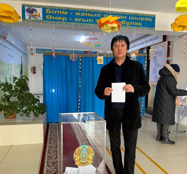 Певец Өмірқұл Айниязов проголосовал на референдуме