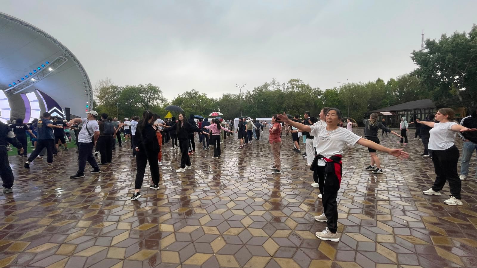 В Караганде массовые утренние зарядки переместились на площадь у флагштока