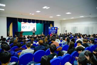 Появление кинологов и спецназа: полиция наглядно продемонстрировала опасность наркотиков