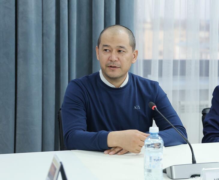 Ербол Карашукеев наградил жителя Тараза, спасшего 13-летнюю девочку