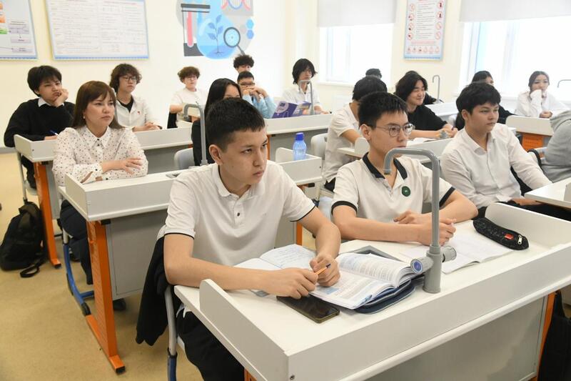 Столичные школьники представили свои эко-идеи на выставке в Астане