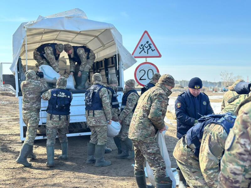 Воинские части МЧС на защите территорий от паводков