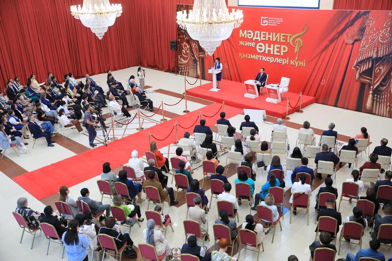Аким области поздравил работников культуры с профессиональным праздником