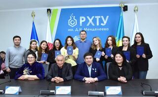 В Таразе вручены первые двойные дипломы выпускникам совместной программы РХТУ и Университета Дулати