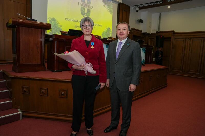 Министр юстиции Республики Казахстан Ерлан Сарсембаев поздравил всех представительниц прекрасного пола, работающих в органах юстиции, с праздником 8 марта – Международным женским днём