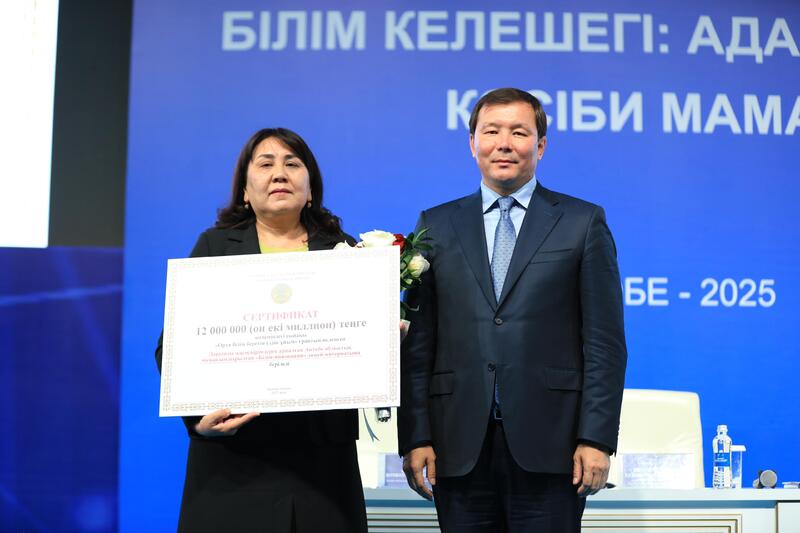 Лучшие школы Актюбинской области получили гранты от акима