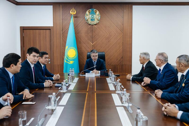 Аким Атырауской области вручил государственные награды работникам сельского хозяйства