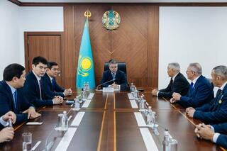 Аким Атырауской области вручил государственные награды работникам сельского хозяйства