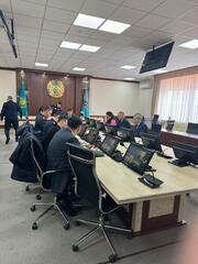 Аким города Алматы Ерболат Досаев с 11:40 часов проводит работу в оперативном штабе, где обсуждается дальнейший план действий