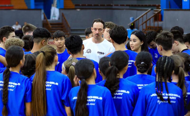 Международный тренер Йорик Майклс проводит семинар по баскетболу для актюбинских тренеров и спортсменов