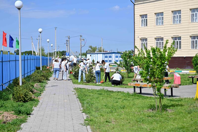 Аким области принял участие в субботнике в поселке Степной