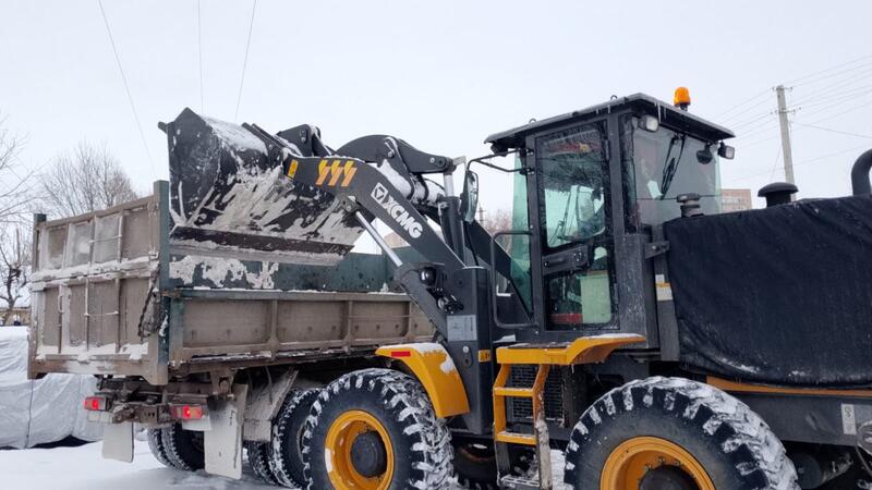 Свыше 3 тысяч рабочих и более 1800 единиц техники: в Астане продолжается круглосуточная очистка от снега