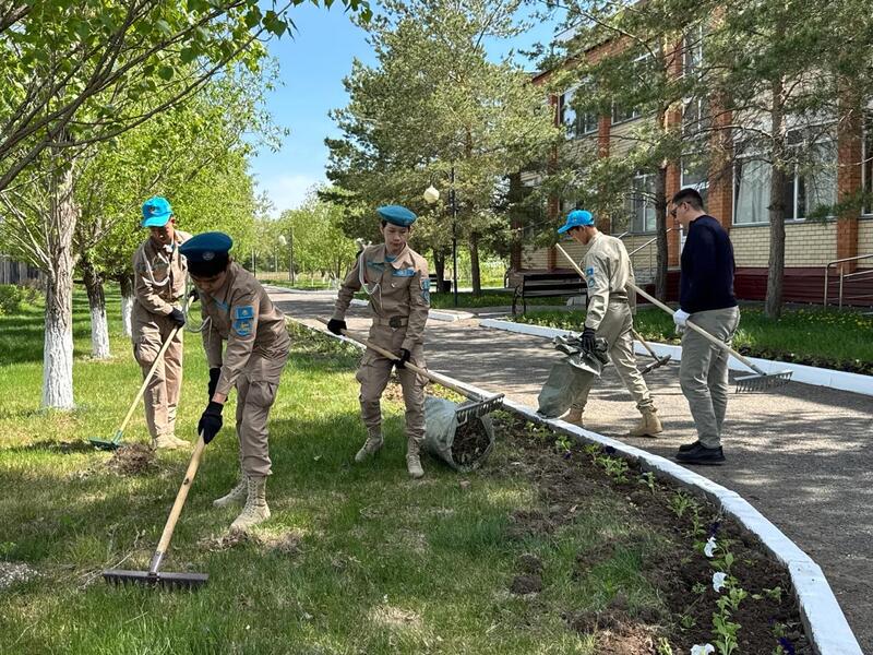 Молодёжь Астаны очистила территорию центра «Шарапат» и поддержала экологическую акцию
