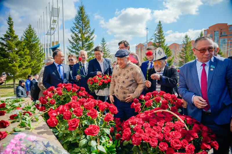 День работников науки: в Астане прошла церемония возложения цветов к памятнику Канышу Сатпаеву