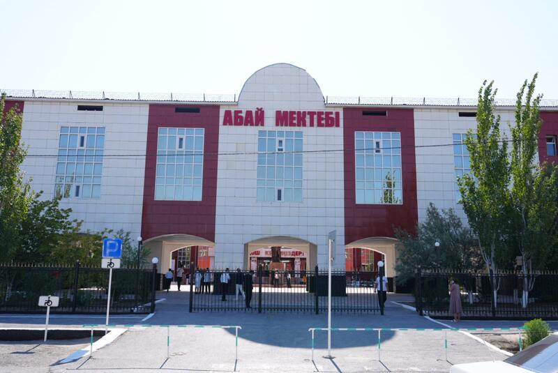 К памятнику Абая Кунанбаева возложены цветы