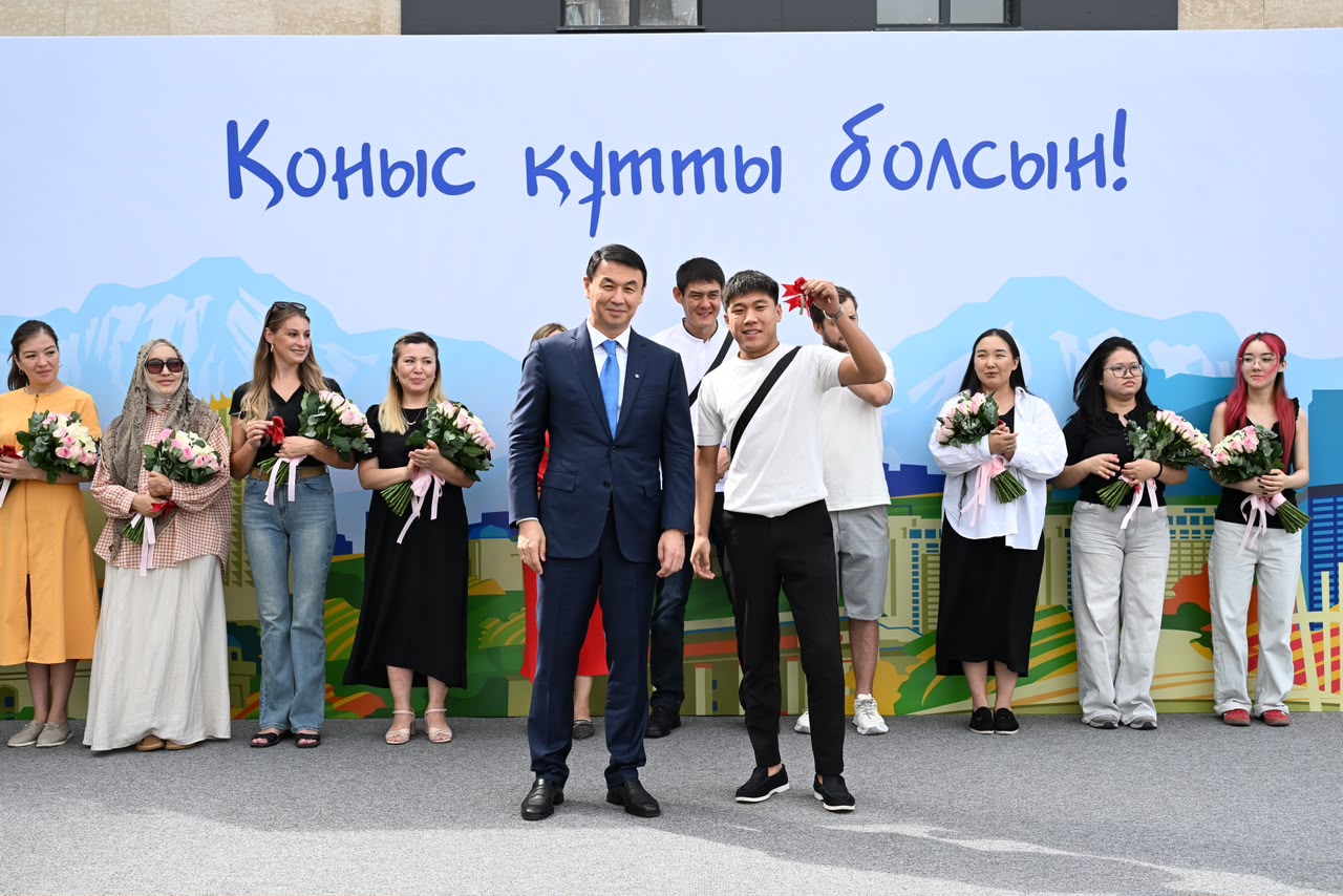 Аким Алматы Дархан Сатыбалды вручил ключи от квартир новоселам