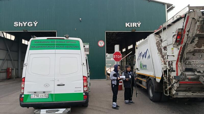 В Алматы усилили контроль спецтранспорта по вывозу мусора в рамках плана по снижению загрязнения воздуха