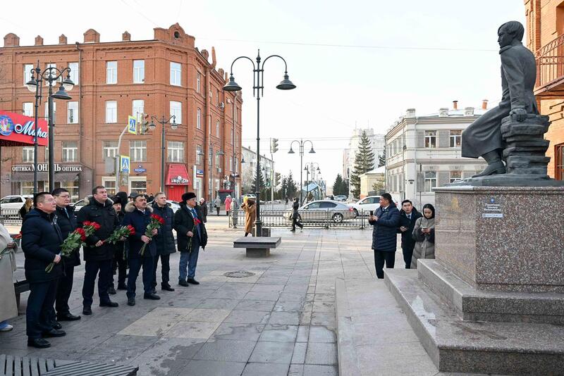 Делегация области Абай посетил памятник Шокана Уалиханова и мемориальную доску Кемеля Токаева в Омске