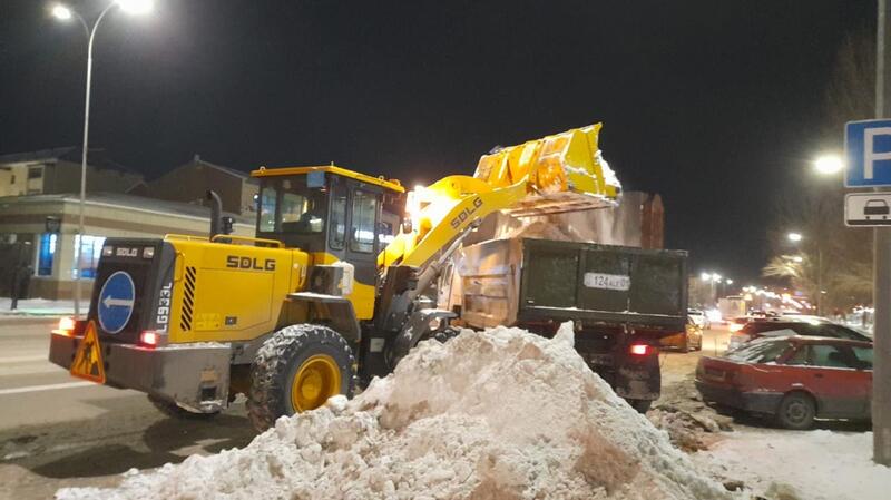 Свыше тысячи единиц спецтехники вышли на уборку снега в Астане в ночную смену
